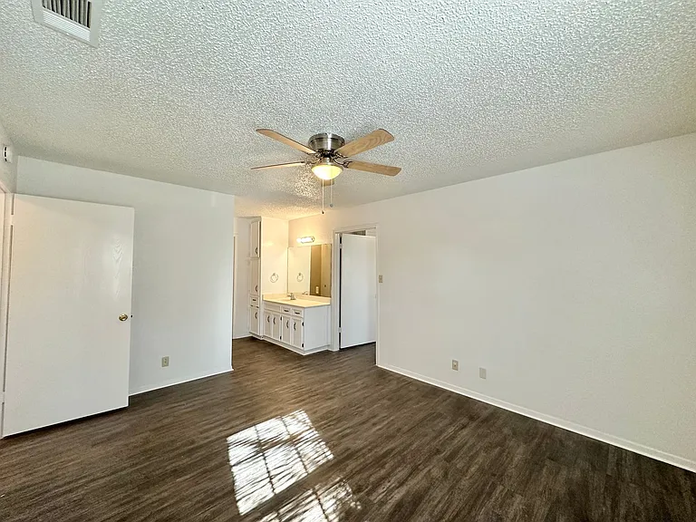 1501 Farhills Dr — Photo 33
