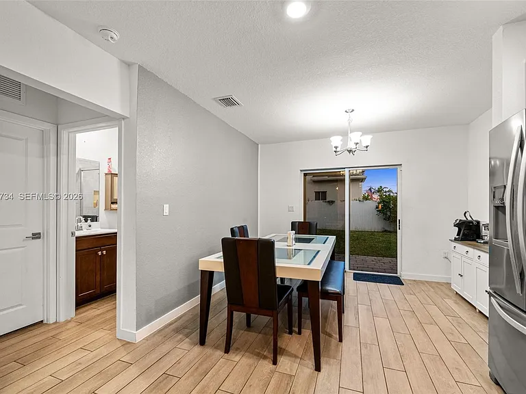 525 NE 6th Pl — Photo 12