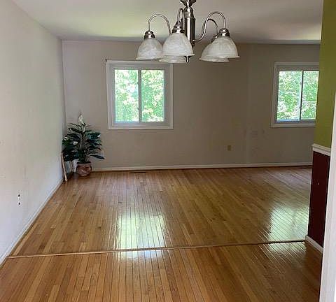 4th image of 35 Wayside Ct