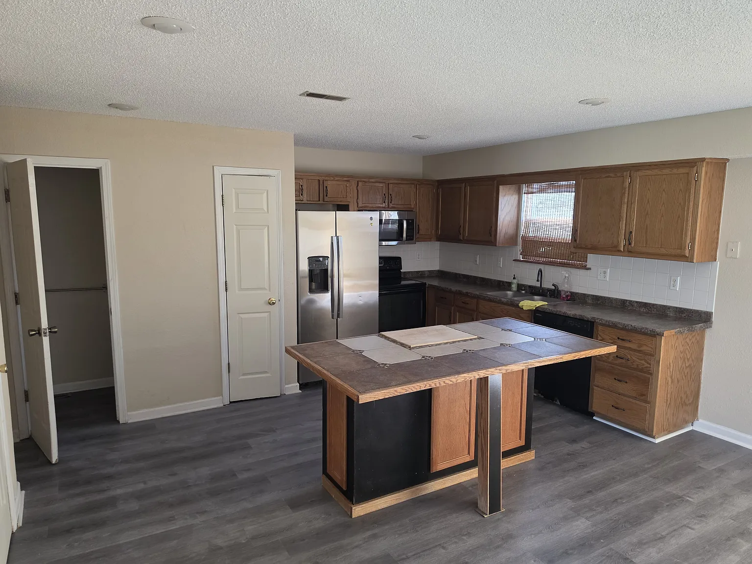 3 bed, 2.5 bath, 2085 sqft, $1,850 — Photo 1
