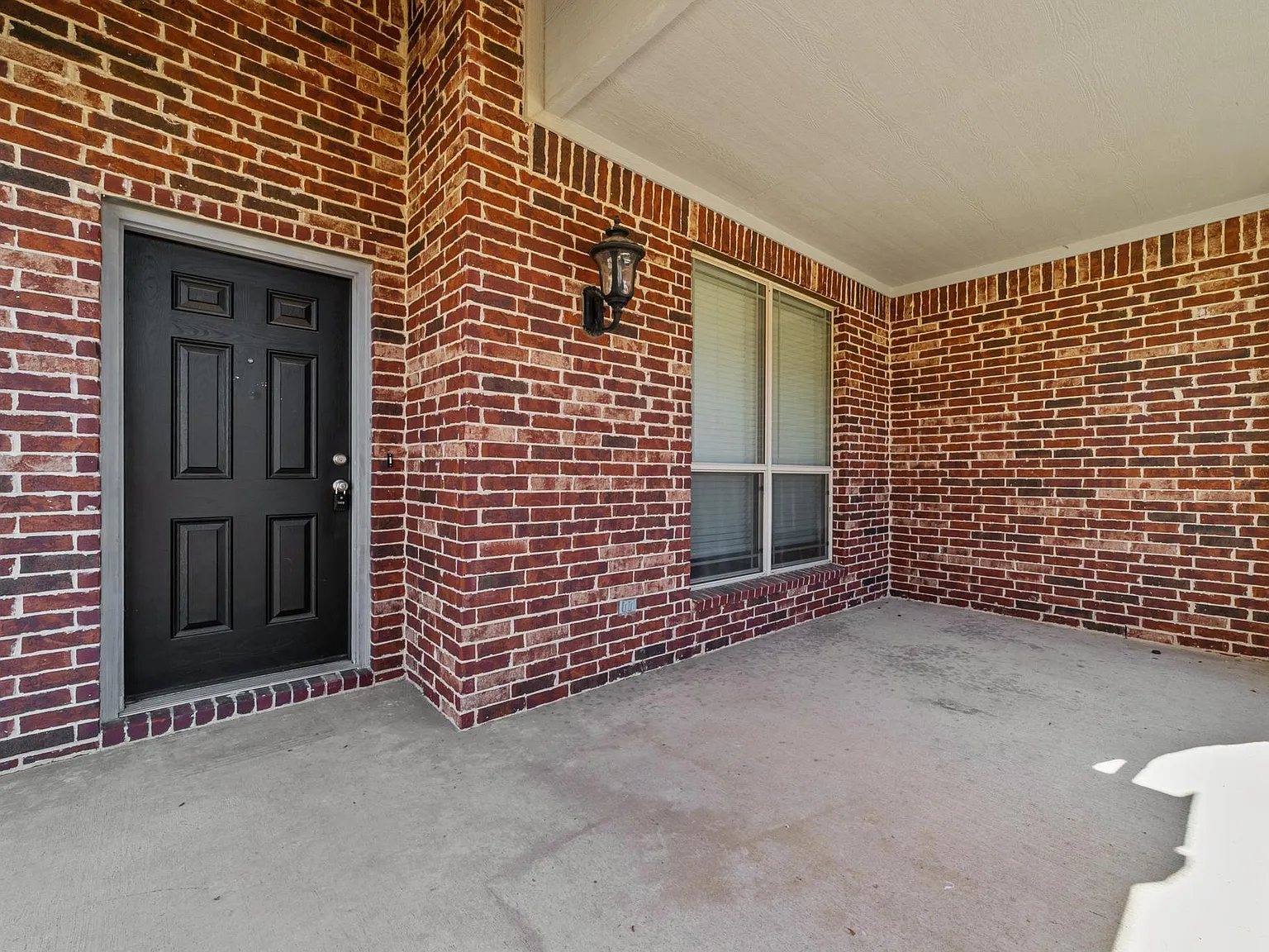 4 bed, 2326 sqft, $2,450 — Photo 3