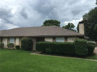 521 N Walnut Creek Dr, Mansfield, TX 76063