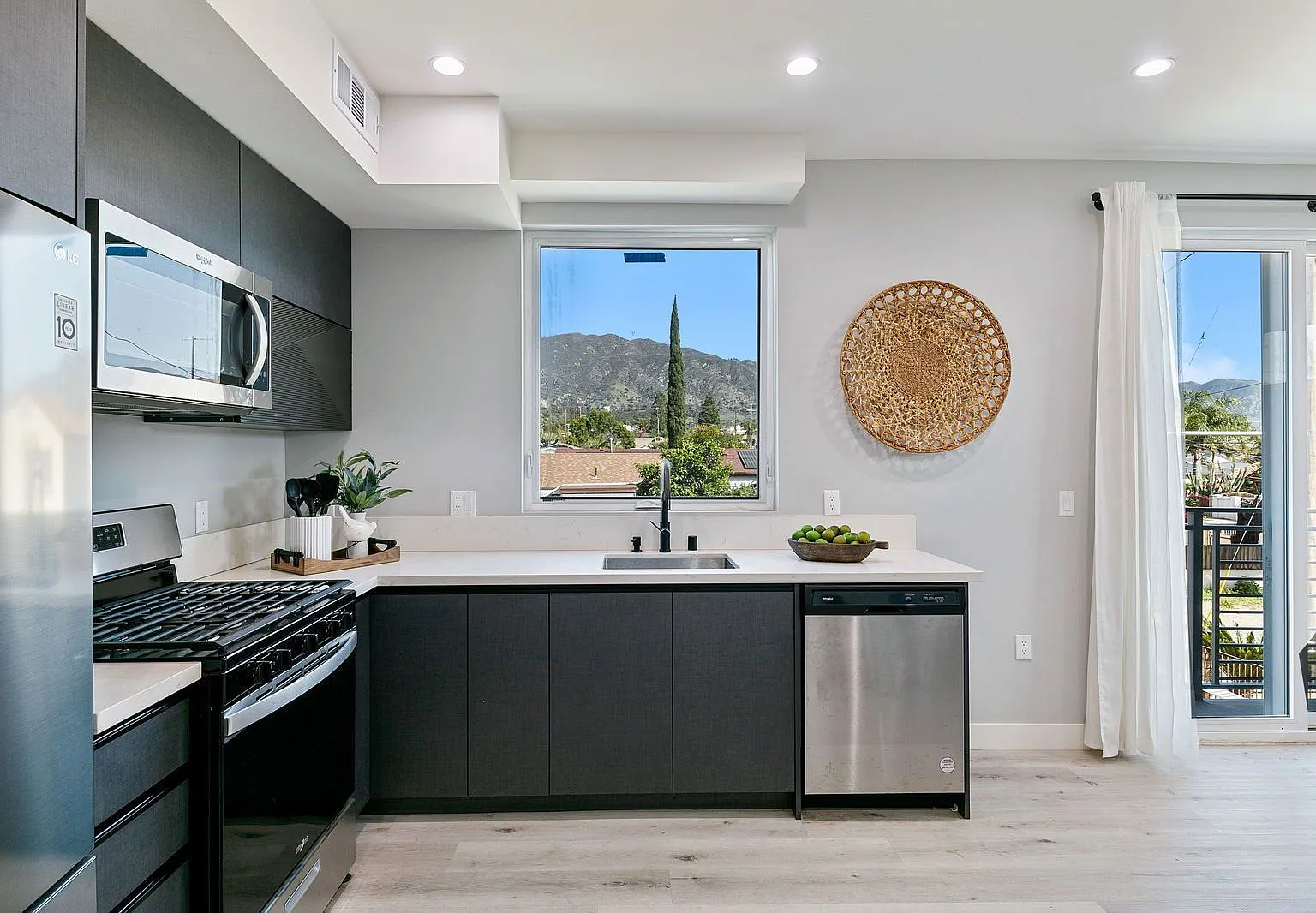 3 bed, 2.0 bath, 1000 sqft, $2,979 — Photo 4