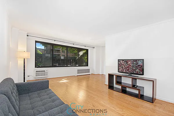 Rented by City Connections Realty | media 2