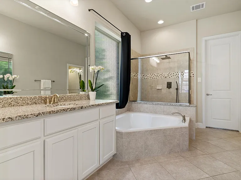 2703 Navarro Trl — Photo 14