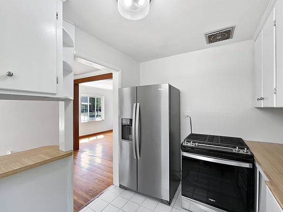 5th image of 23152 Marlboro St