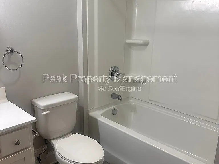 220 E Marshall St #B — Photo 14