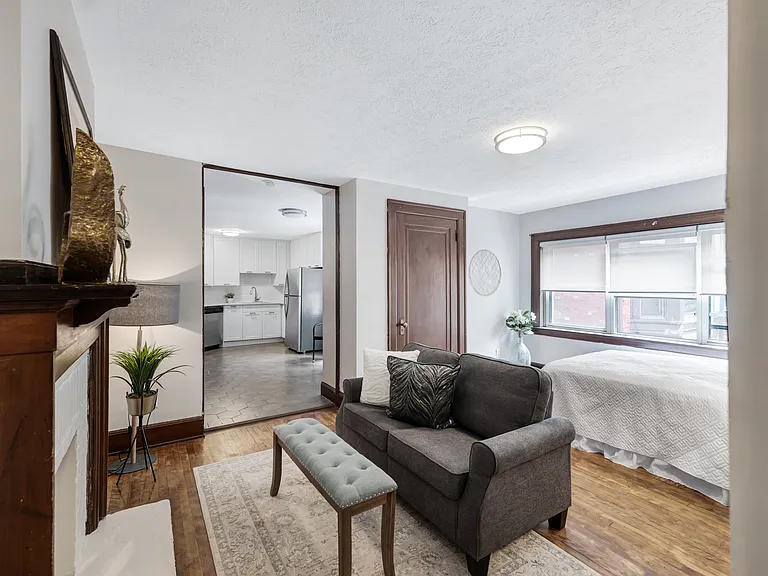 383 Wellington St W — Photo 13
