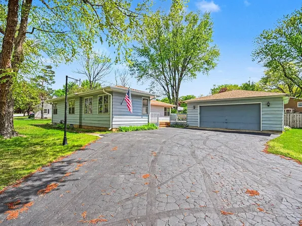 539 Lincoln St, Algonquin, IL 60102