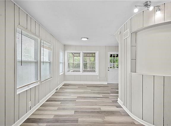 4th image of 317 NE Northcrest Dr