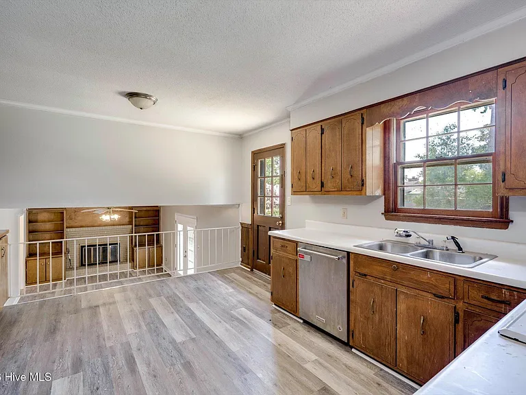 152 Holiday Dr — Photo 14