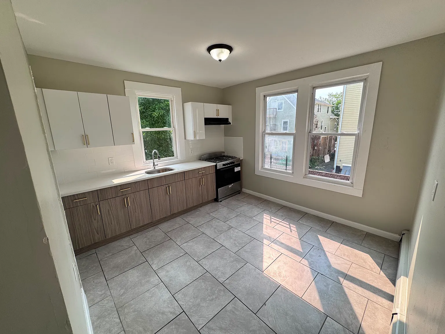 4 bed, $2,595 — Photo 1