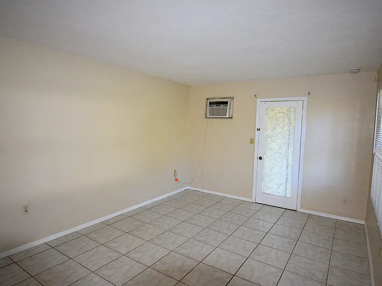 319 Montgomery Ave — Photo 4
