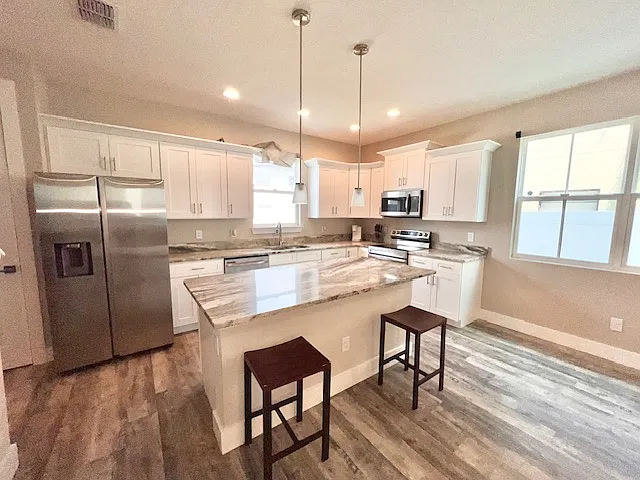 907 Randall St — Photo 3