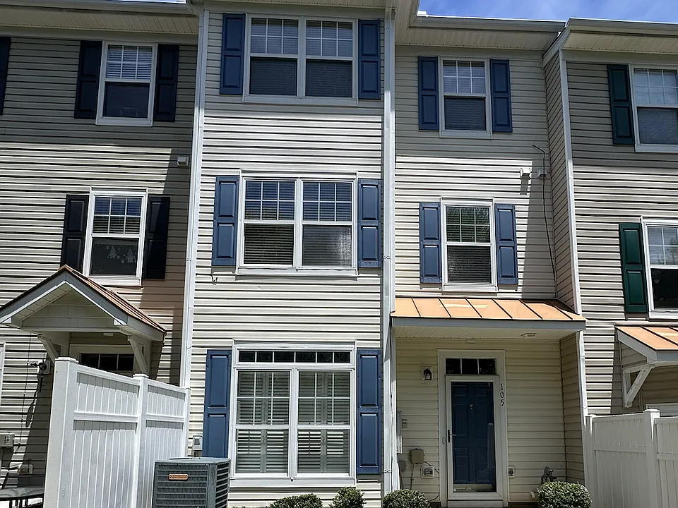 2210 Valley Edge Dr #105