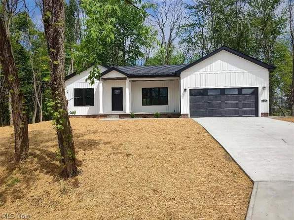 1335 Lake Vue Dr, Rome, OH 44085