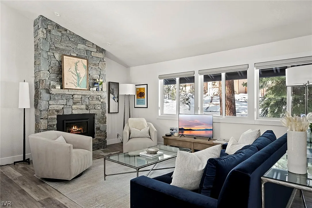 4 bed, 2.0 bath, 2400 sqft, $5,000 — Photo 3