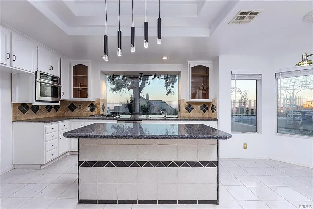 4 bed, 3102 sqft, $4,375 — Photo 4
