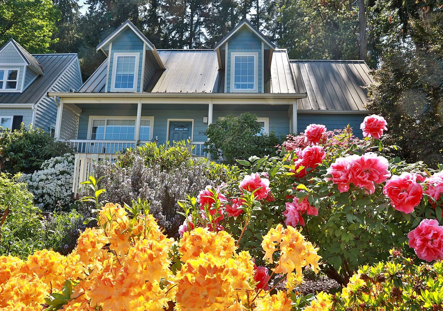 Stunning View With This Cape Cod Cottage In Langley! — Photo 1