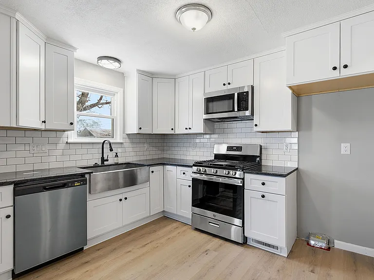 411 W Bernhard Ave — Photo 4