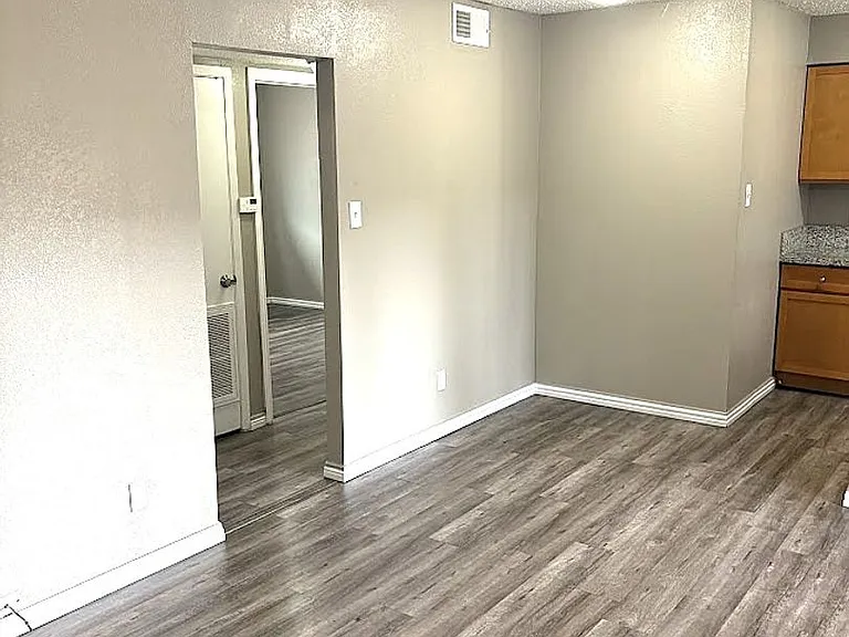 Western Oaks Apartments — Photo 27