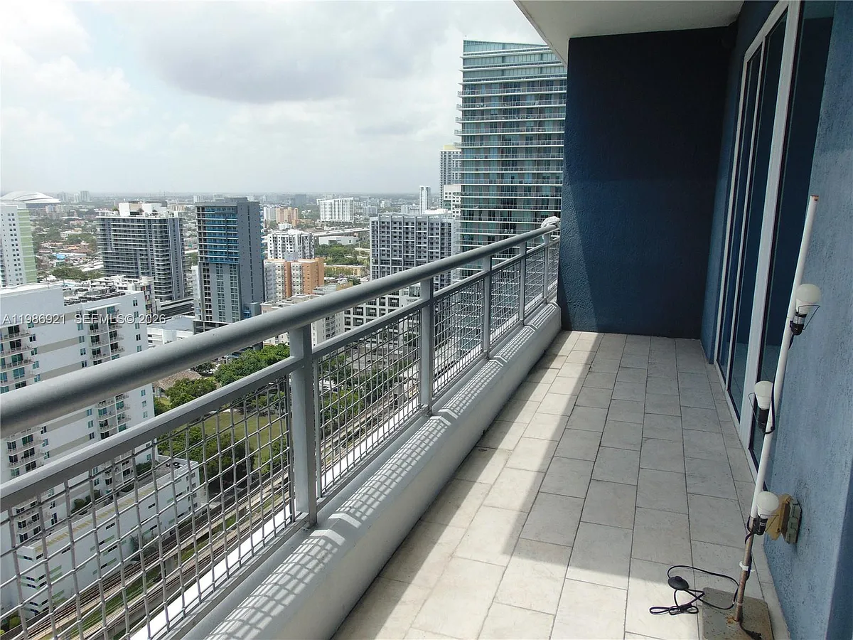 Building Photo - 60 SW 13th St #2619