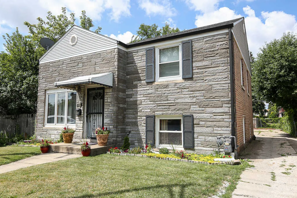 2548 Thatcher Ave photo 1