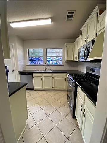 4 bed, 2.0 bath, 1810 sqft, $2,000 — Photo 3