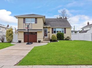 5 Marbourne Rd, Bethpage, NY 11714