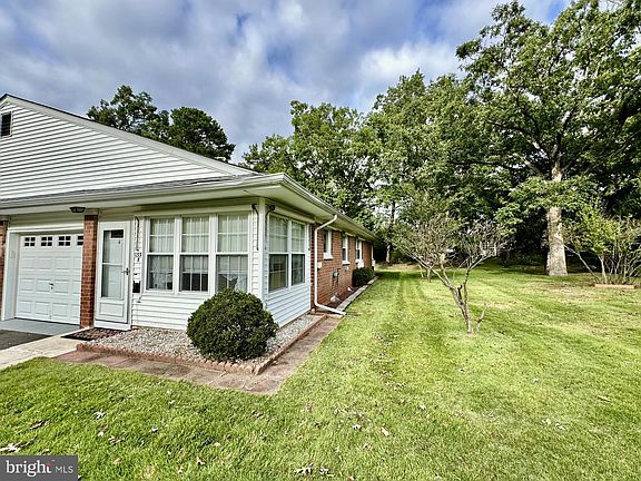 3rd image of 133 Azalea Dr #B
