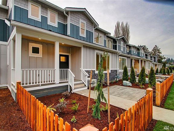 Photo shows 7th Street condominium patio.