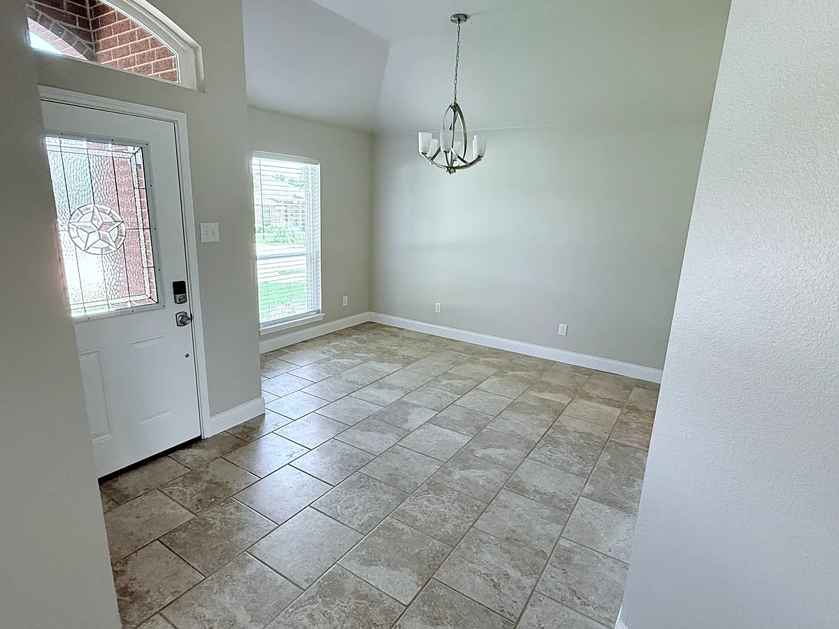 Building Photo - 930 High Knoll Dr