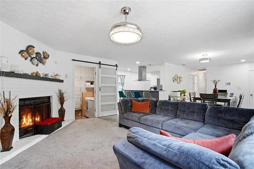 3 bed, 2.0 bath, 1050 sqft, $1,830 — Photo 4