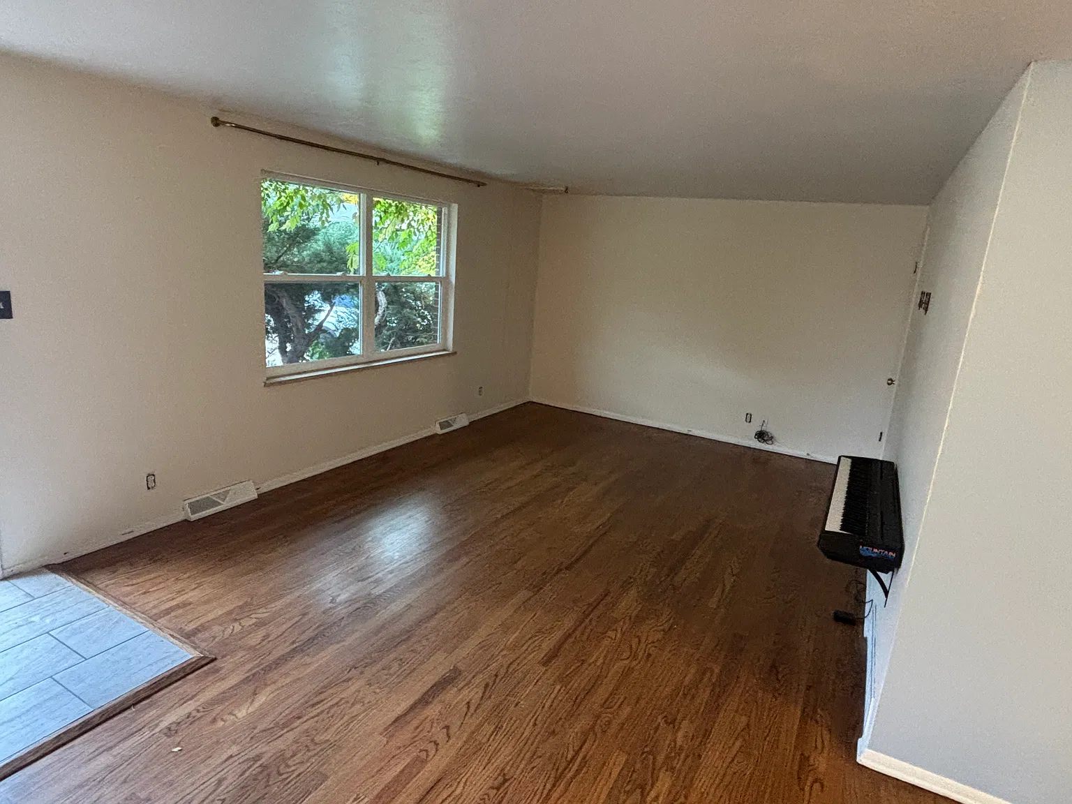 4 bed, 1026 sqft, $3,000 — Photo 2