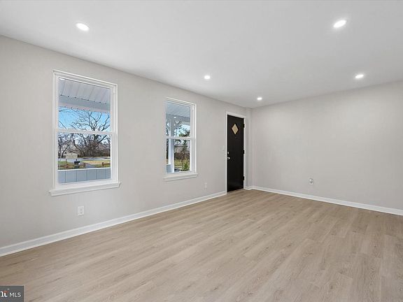 4th image of 32 Colby Ave