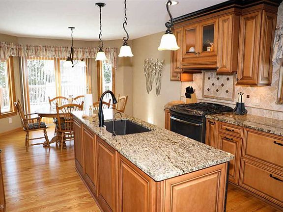 4th image of 2854 Plymouth Dr