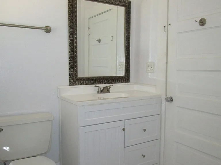611 S Flood Ave — Photo 12