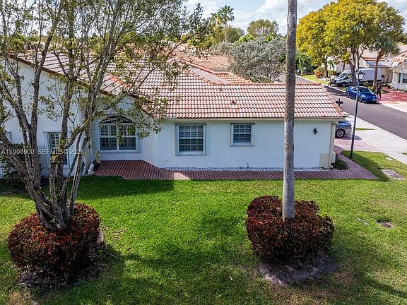 2nd image of 6050 Heliconia Rd #6050