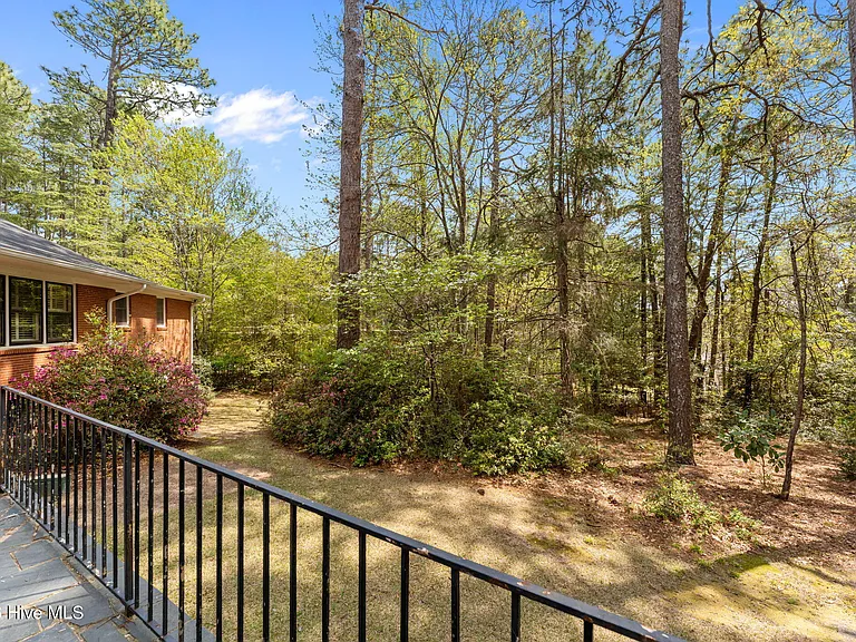 225 Arbutus Rd — Photo 47