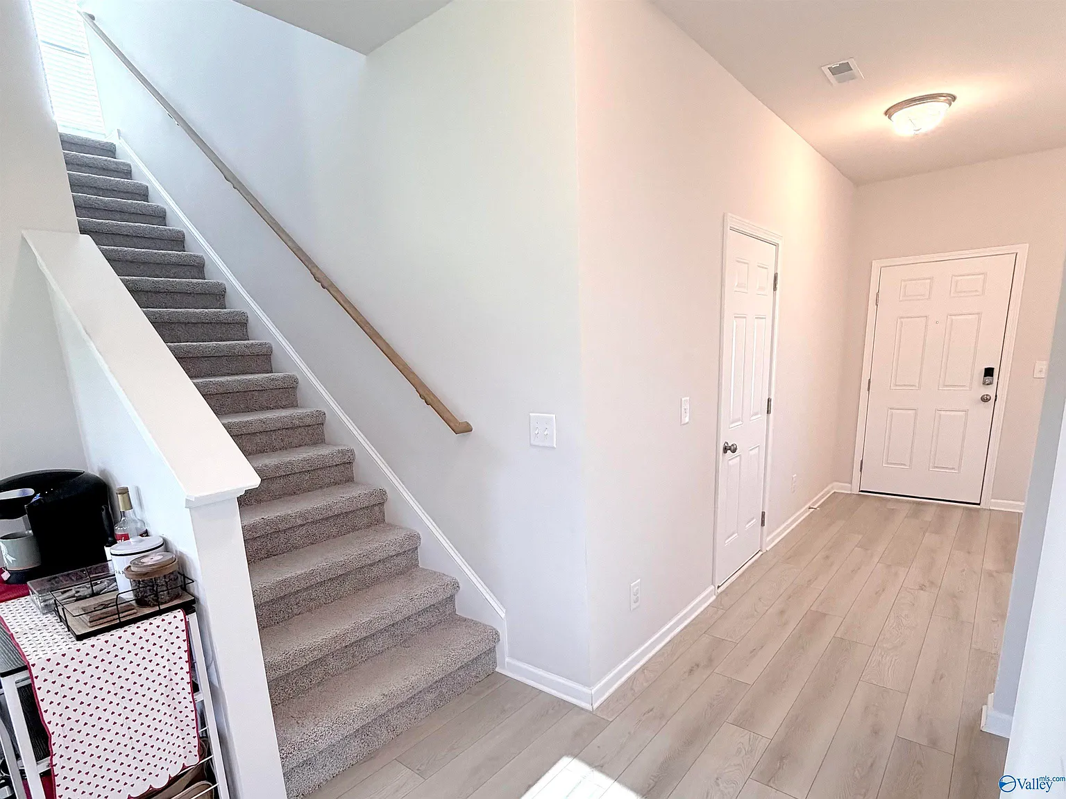 4 bed, 2.5 bath, 2053 sqft, $2,400 — Photo 2