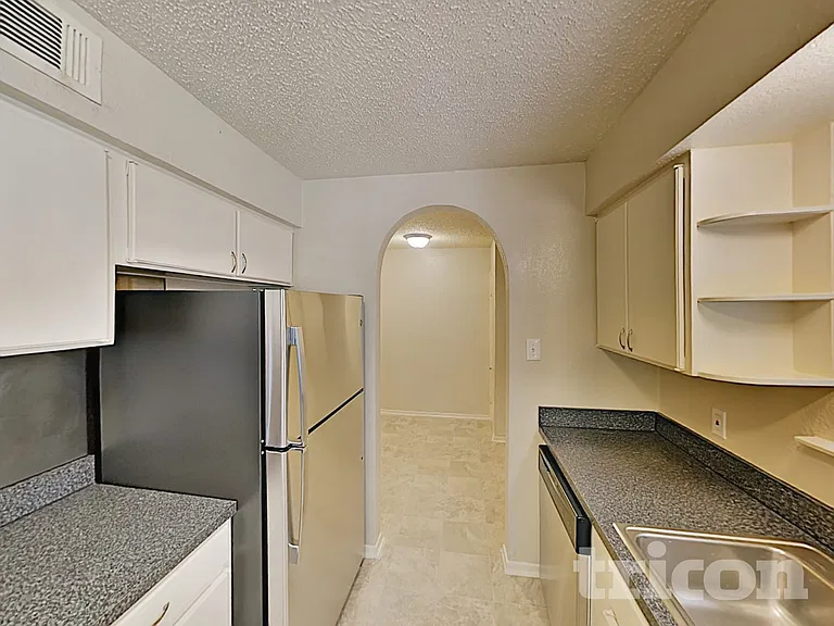 204 NW Jayellen Ave — Photo 4