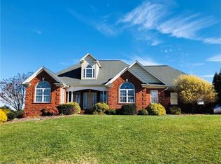 163 Greenfield Dr, Lexington, NC 27295