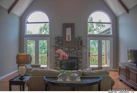 4th image of 10 Sourwood Dr