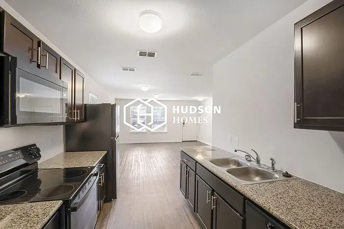 408 Jonathan St — Photo 6