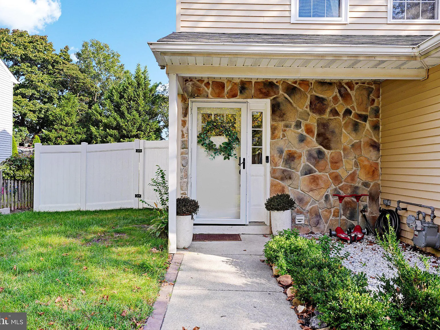 3 bed, 1.5 bath, 1353 sqft, $2,550 — Photo 2
