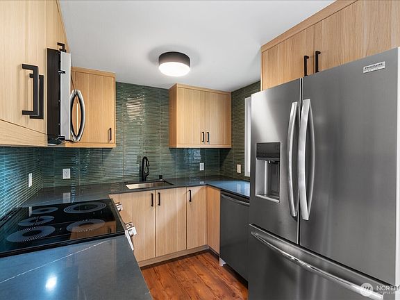 5th image of 10328 Ashworth Avenue N