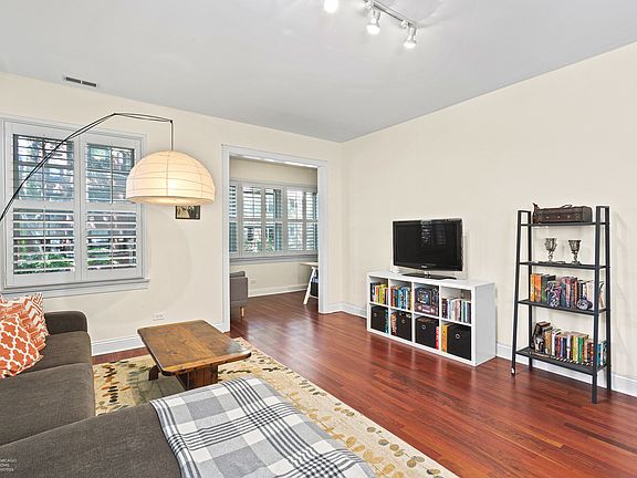 2nd image of 7631 N Greenview Ave APT H1