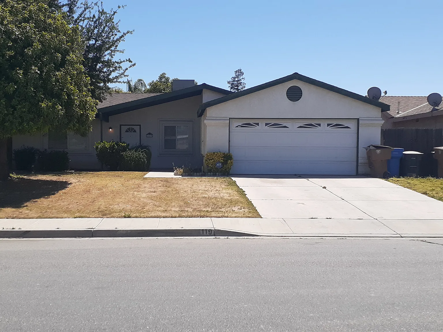 3 bed, 1325 sqft, $2,100 — Photo 1