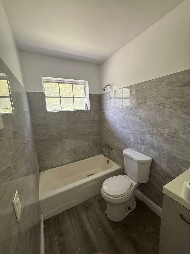 2 bed, 2.0 bath, 2070 sqft, $2,000 — Photo 2