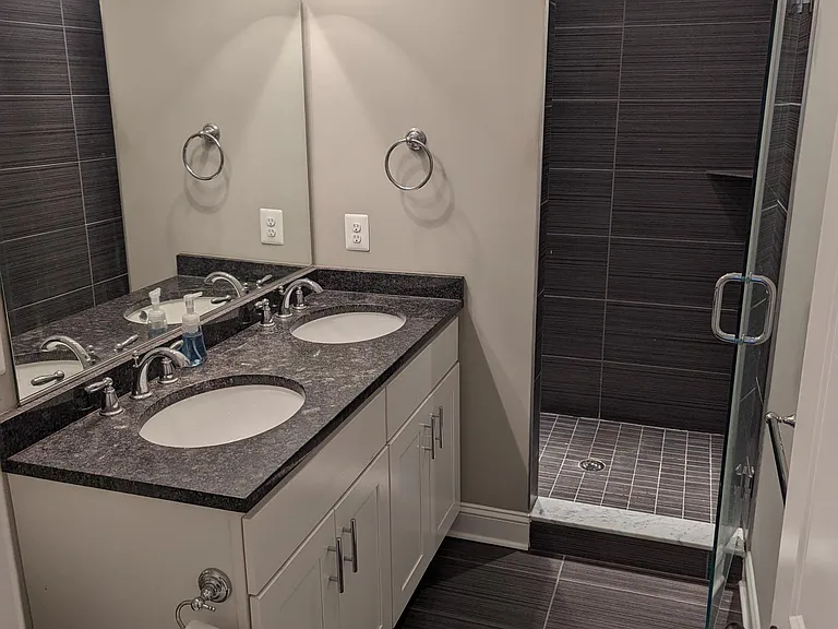 Master Bathroom (1/1)